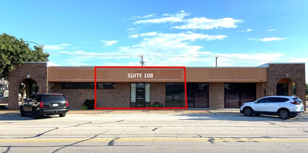 217 W Main St, Grand Prairie, TX à louer - Photo de l’immeuble – Image 2 sur 11