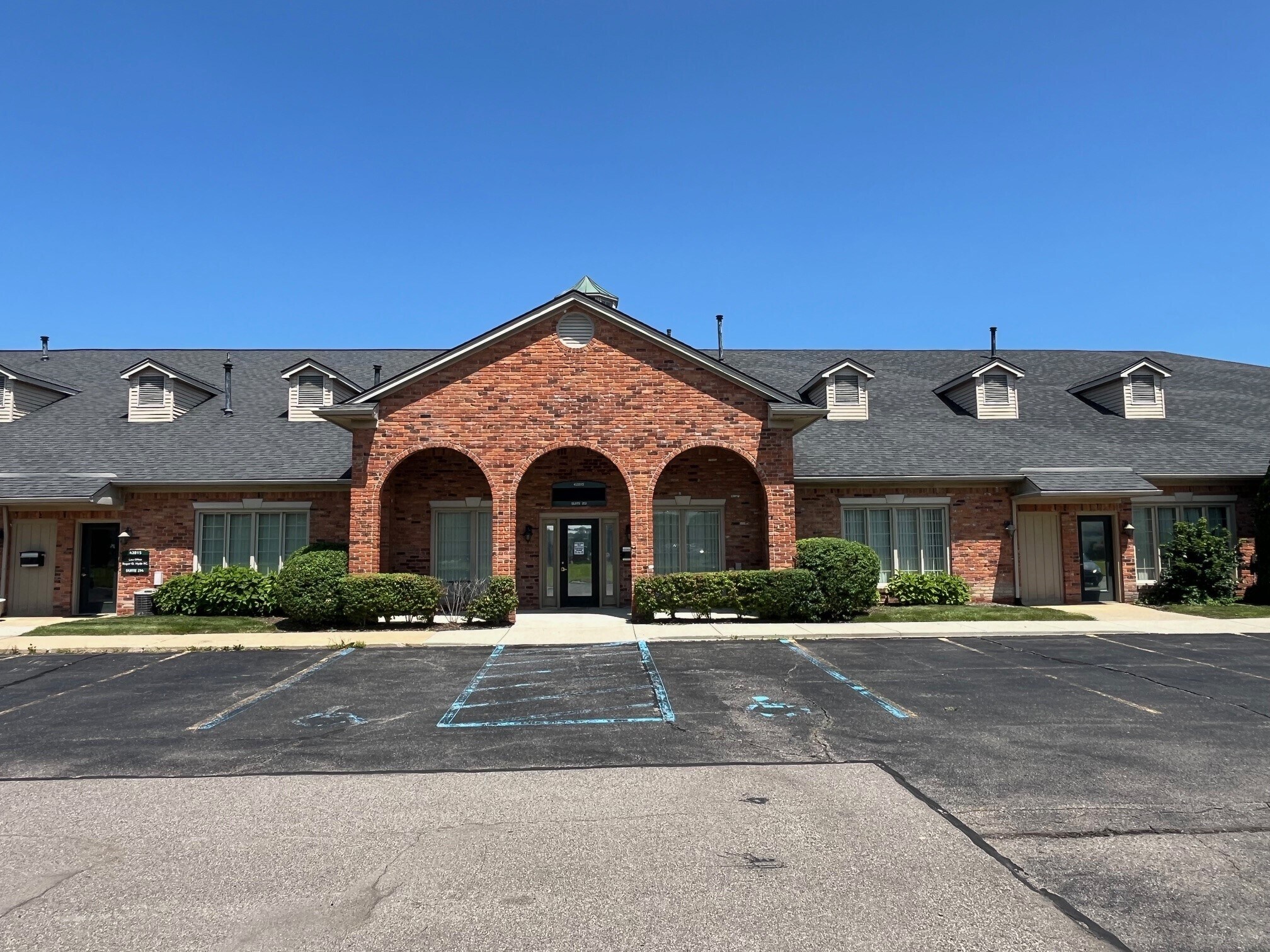 42855 Garfield Rd, Clinton Township, MI à louer Photo principale– Image 1 sur 3