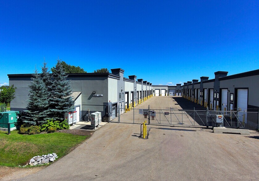 9903 209 St NW, Edmonton, AB à vendre - Photo de l’immeuble – Image 2 sur 23