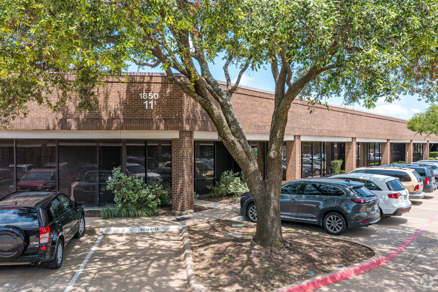 1850 Crown Dr, Dallas, TX à louer - Photo de l’immeuble – Image 3 sur 16