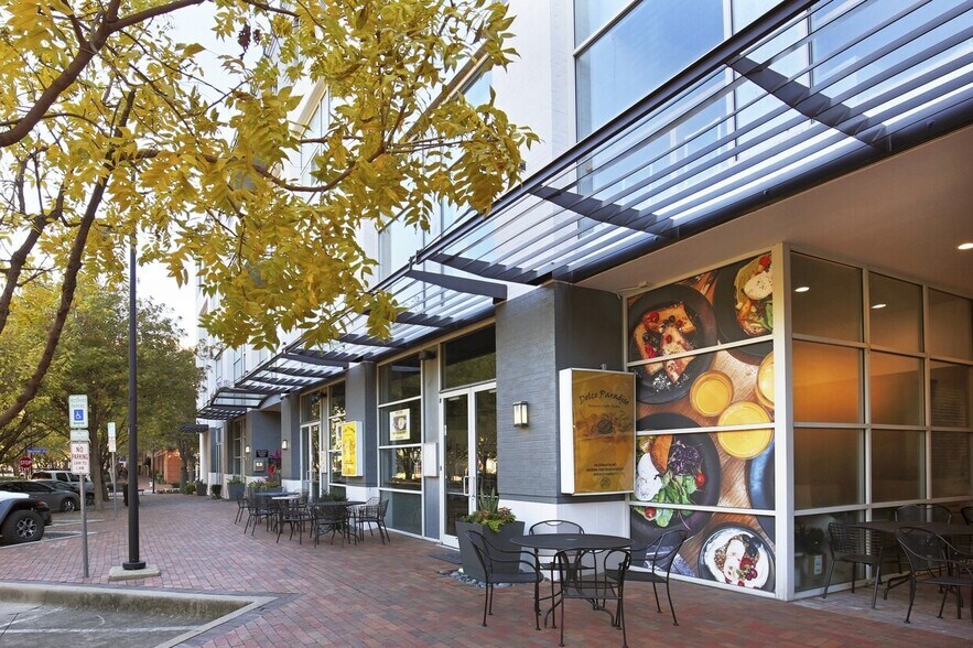 5040 Addison Cir, Addison, TX à louer - Photo de l’immeuble – Image 3 sur 8