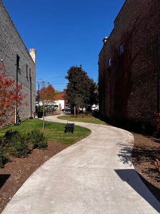 Plus de détails pour 308 Iron St, Negaunee, MI - Local commercial à vendre