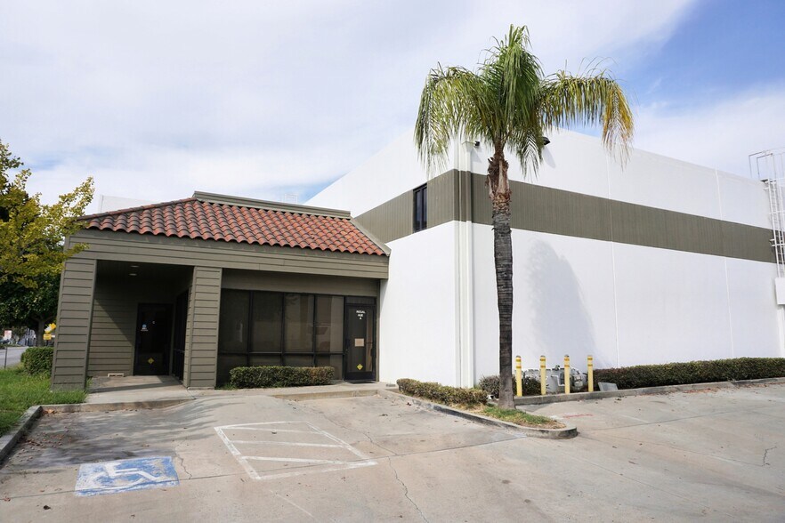421 Commercial Way, La Habra, CA à louer - Photo de l’immeuble – Image 3 sur 5
