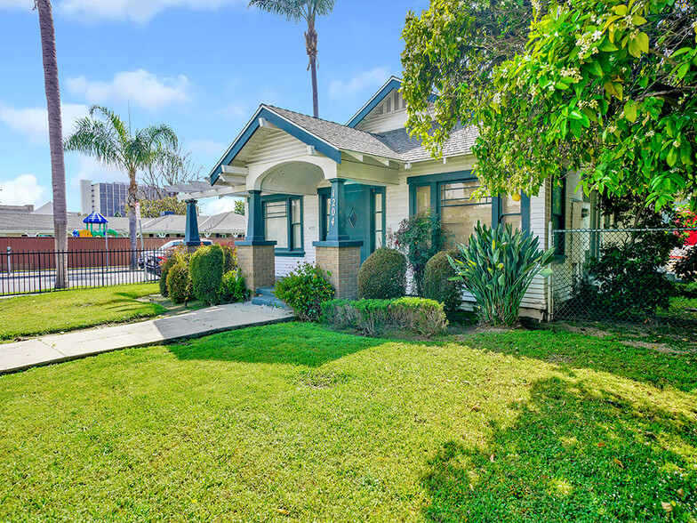 1204 N Ross St, Santa Ana, CA à vendre - Photo de l’immeuble – Image 2 sur 18