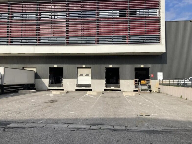 Industriel/Logistique dans La Crau à louer - Photo de l’immeuble – Image 2 sur 7