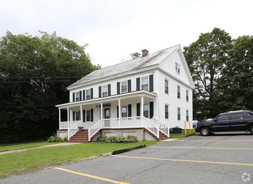 23 Southwick St, Feeding Hills, MA à vendre - Photo principale – Image 1 sur 12