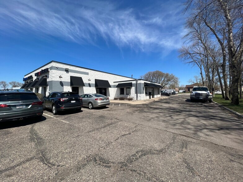 9240 NE Baltimore St, Blaine, MN à louer - Photo de l’immeuble – Image 1 sur 9