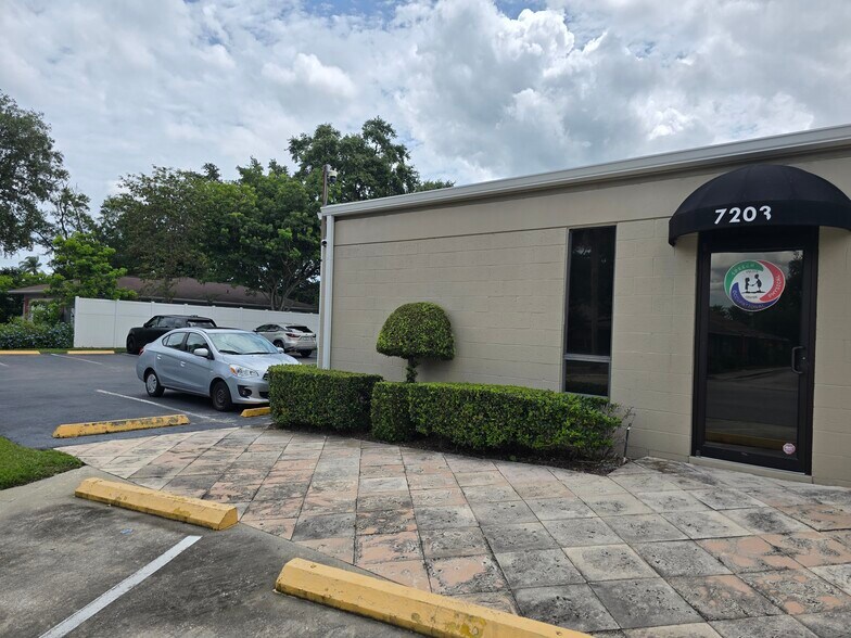 7201-7205 Aloma Ave, Winter Park, FL à louer - Photo de l’immeuble – Image 2 sur 11