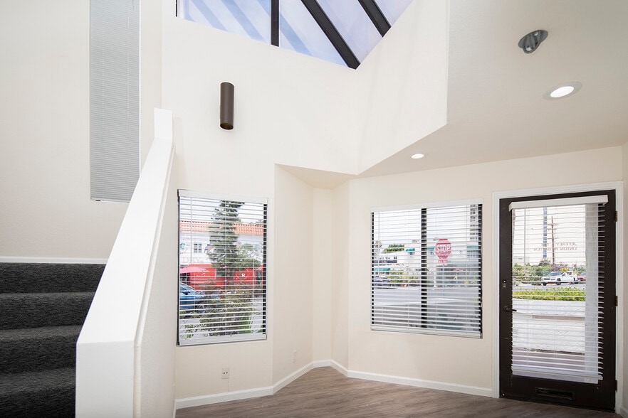 4895 Cass St, San Diego, CA à louer - Photo intérieure – Image 2 sur 12