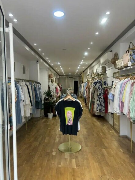 Local commercial dans Antibes à louer - Photo de l’immeuble – Image 2 sur 3