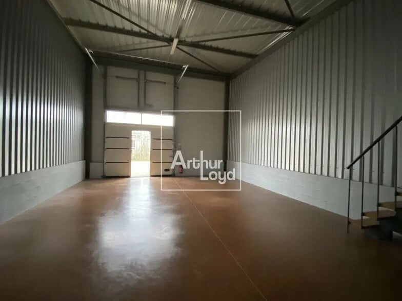 Local d'activités dans Chartrettes à vendre - Photo de l’immeuble – Image 1 sur 6