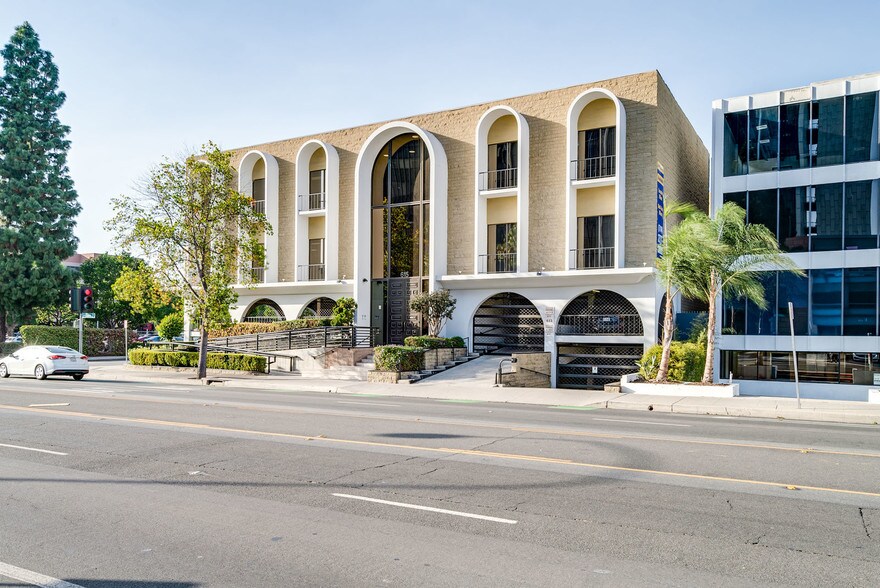 615 W Civic Center Dr, Santa Ana, CA à louer - Photo de l’immeuble – Image 2 sur 14