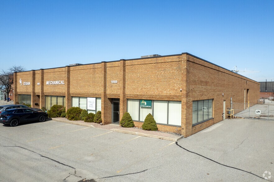 1860-1862 Albion Rd, Toronto, ON à louer - Photo de l’immeuble – Image 1 sur 2