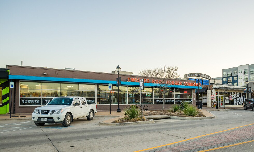 300 E Abram St, Arlington, TX à louer - Photo de l’immeuble – Image 3 sur 9