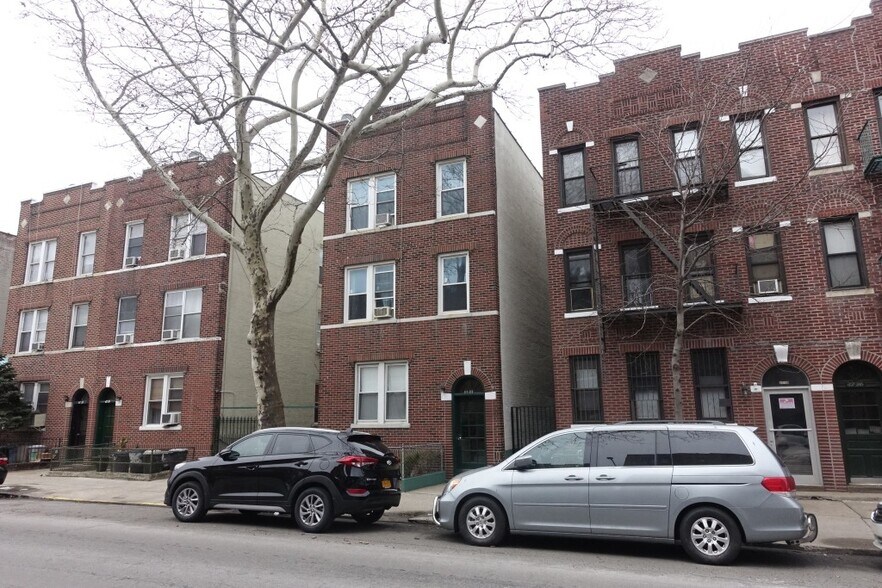 47-32 48th St, Woodside, NY à vendre - Photo principale – Image 1 sur 2