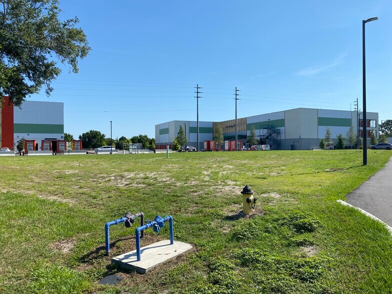 2643 E Irlo Bronson Memorial Hwy, Kissimmee, FL à louer - Photo de l’immeuble – Image 2 sur 6