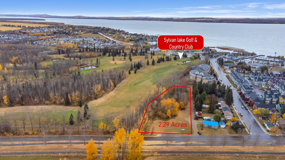 5310 50 Av, Sylvan Lake, AB à vendre - Aérien – Image 2 sur 4