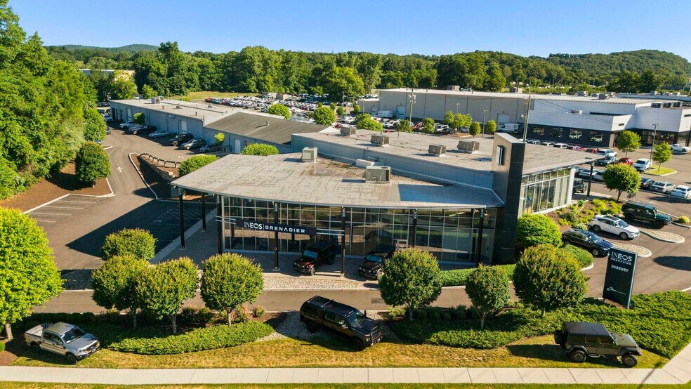 100 Federal Rd, Danbury, CT à vendre - Photo de l’immeuble – Image 2 sur 19