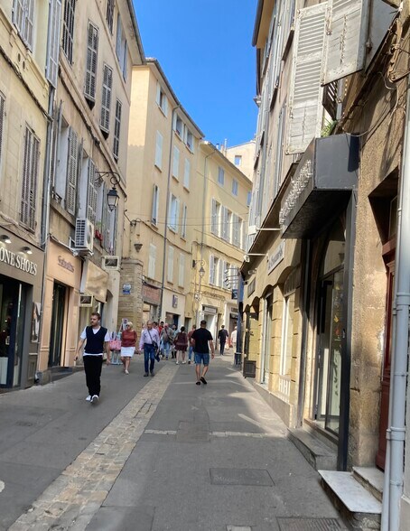 Local commercial dans Aix-en-Provence à louer - Photo de la construction – Image 1 sur 1
