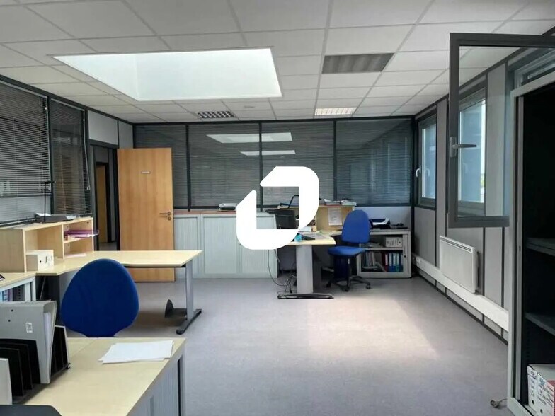 Local d’activités dans Magny-en-Vexin à louer - Photo de l’immeuble – Image 2 sur 10