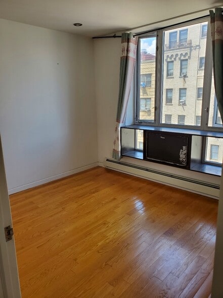 82-20 Britton Ave, Elmhurst, NY à vendre - Photo intérieure – Image 3 sur 31