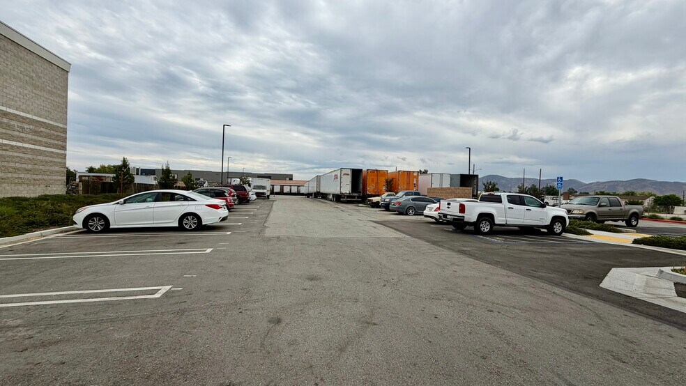11101 Calabash Ave, Fontana, CA à vendre - Photo de l’immeuble – Image 2 sur 15