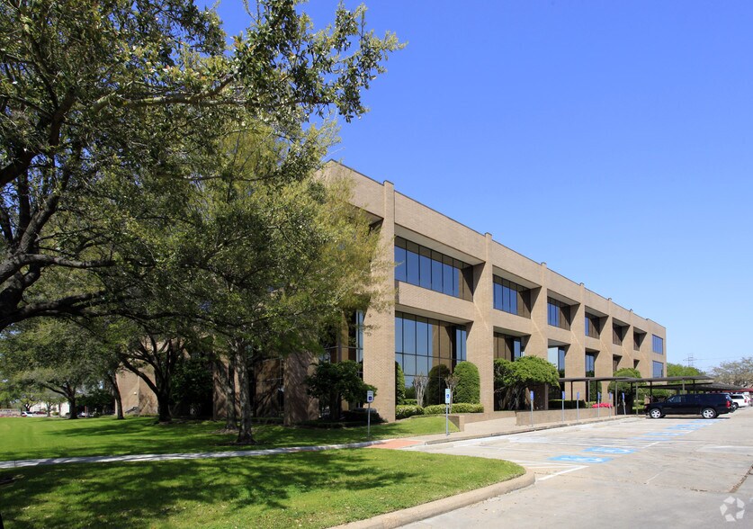 10701 Corporate Dr, Stafford, TX à louer - Photo de l’immeuble – Image 2 sur 9