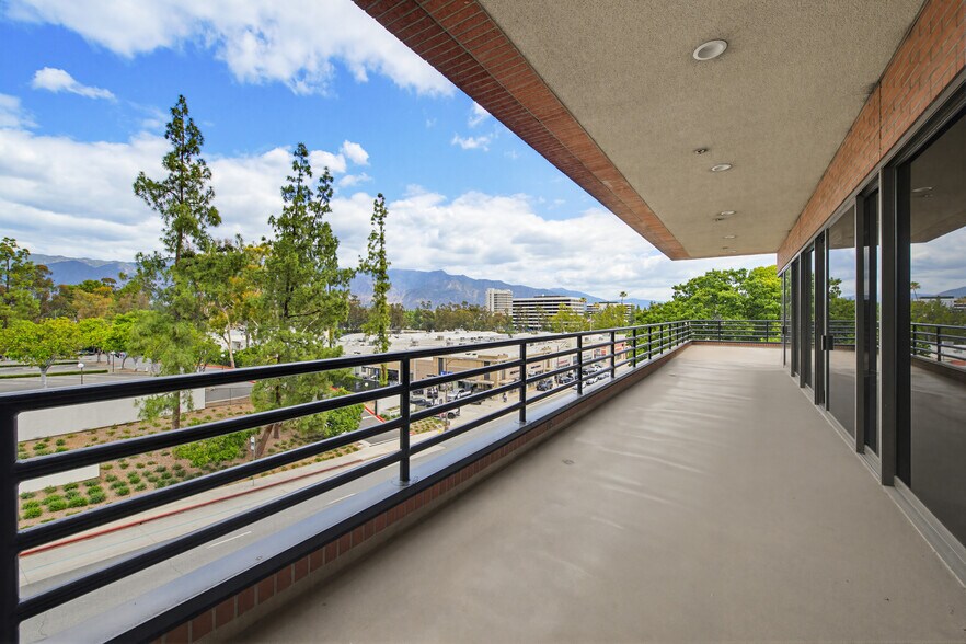 350 W Colorado Blvd, Pasadena, CA à louer - Photo de l’immeuble – Image 2 sur 9