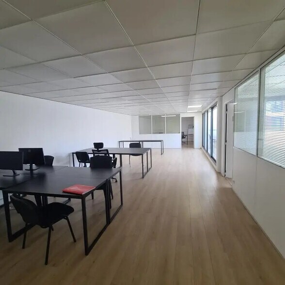 Bureau dans Clichy à louer - Photo de l’immeuble – Image 2 sur 8