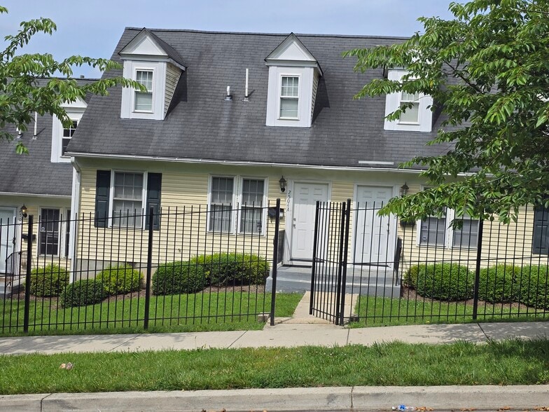 2504 Kent Village Dr, Hyattsville, MD à vendre - Photo principale – Image 1 sur 1