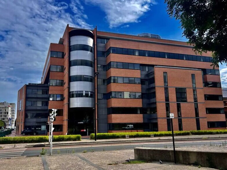 Bureau dans Ivry-sur-Seine à louer - Photo de l’immeuble – Image 1 sur 20