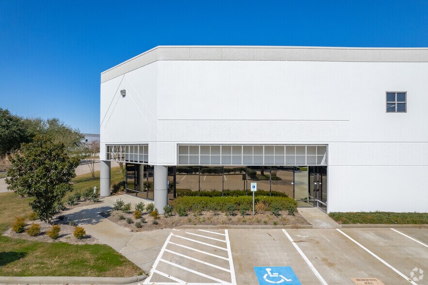16580 Air Center Blvd, Houston, TX à louer - Photo de l’immeuble – Image 2 sur 6