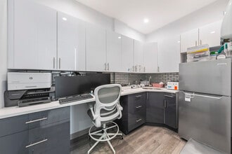 6527 Roosevelt Ave, Woodside, NY à louer Photo intérieure– Image 1 sur 6