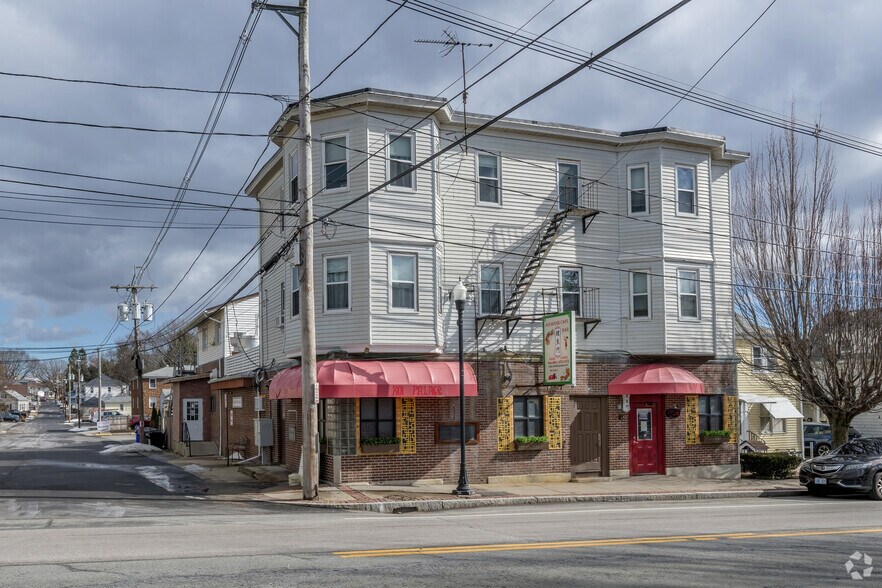 1027 Charles St, North Providence, RI à vendre - Photo principale – Image 1 sur 5