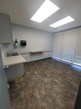 17728 66 Av, Surrey, BC à louer Photo intérieure– Image 1 sur 12