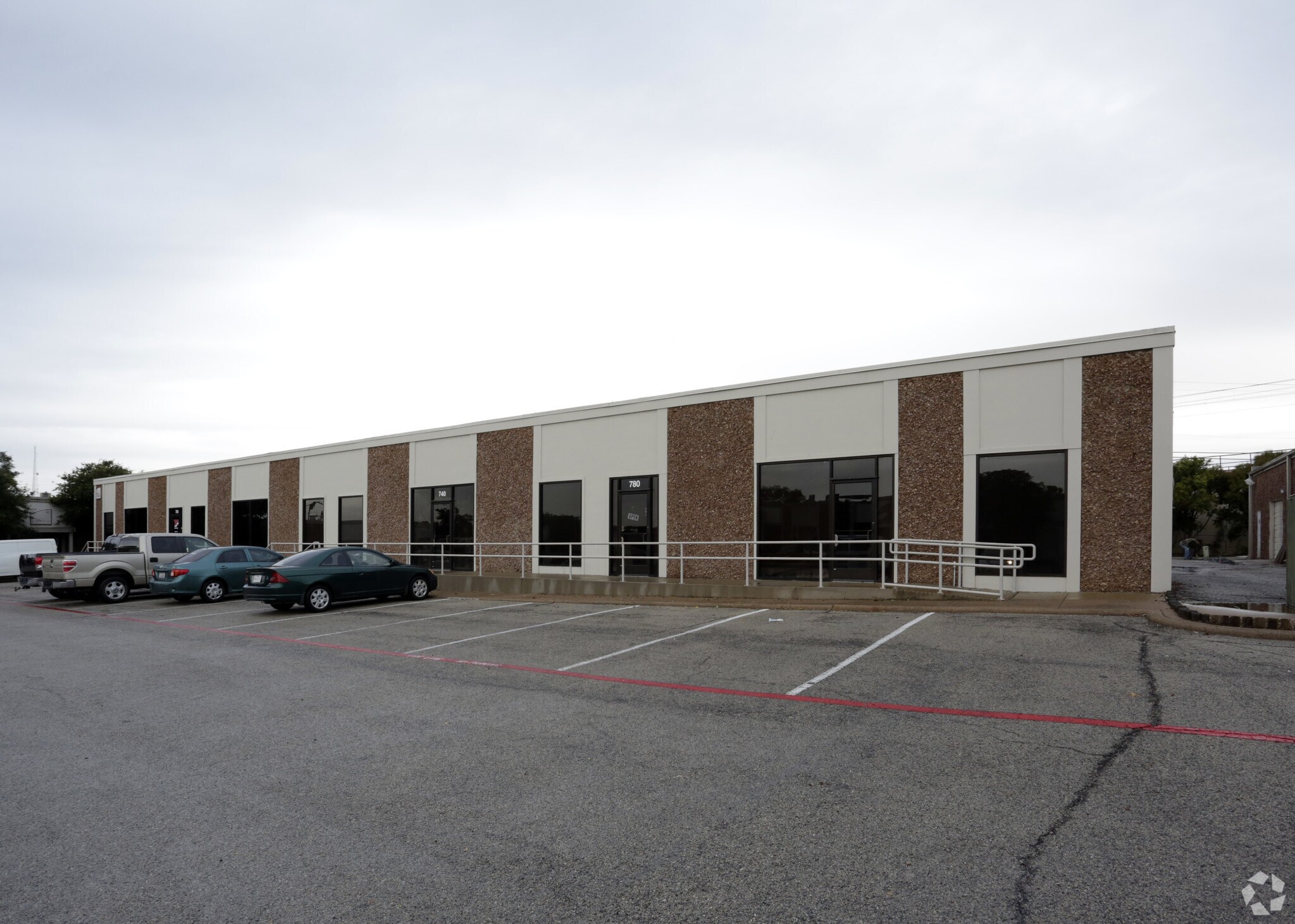 700 Business Pky, Richardson, TX à louer Photo principale– Image 1 sur 5
