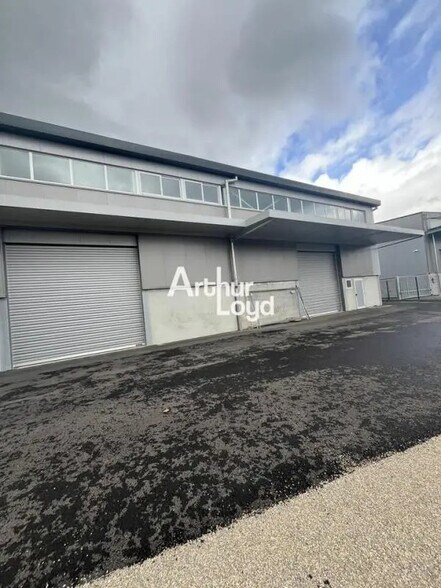 Local d’activités dans La Roquette-sur-Siagne à louer - Photo de l’immeuble – Image 1 sur 8