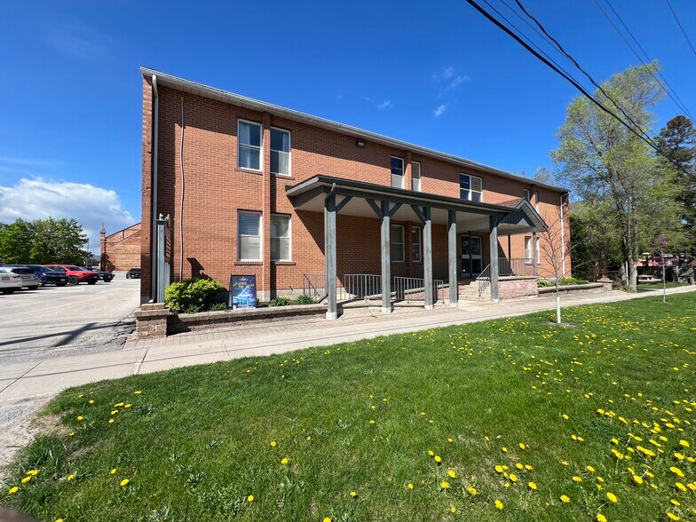 150 Saint Paul St, Collingwood, ON à louer - Photo de l’immeuble – Image 2 sur 9