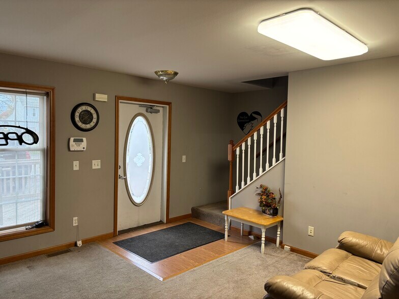 621 S Grand Ave, Fowlerville, MI à vendre - Hall d’entrée – Image 3 sur 16