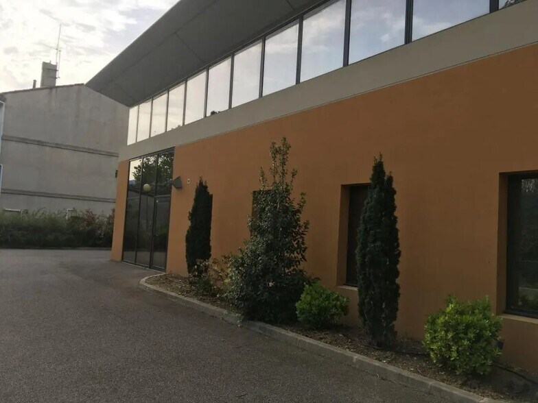 Local d’activités dans Aubagne à louer - Photo de l’immeuble – Image 3 sur 10
