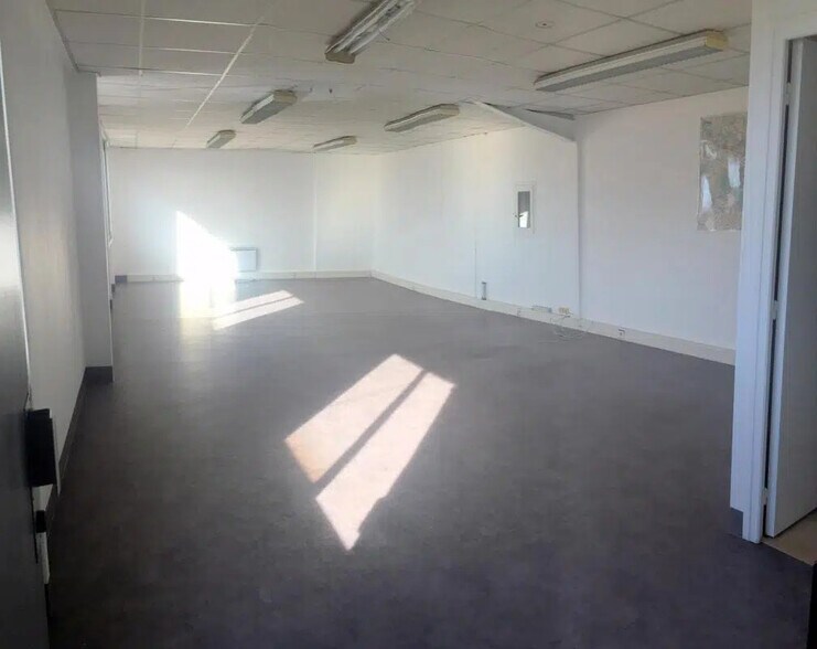 Local d’activités dans Argenteuil à louer - Photo de l’immeuble – Image 2 sur 11