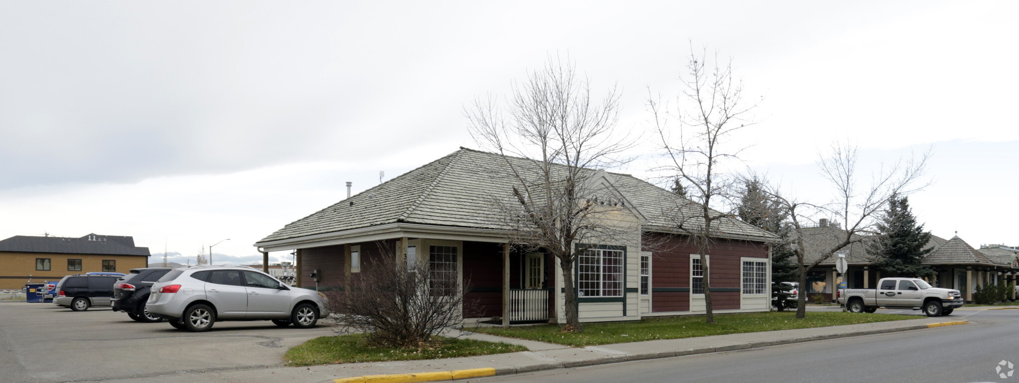 305 1st St E, Cochrane, AB à louer Photo principale– Image 1 sur 4