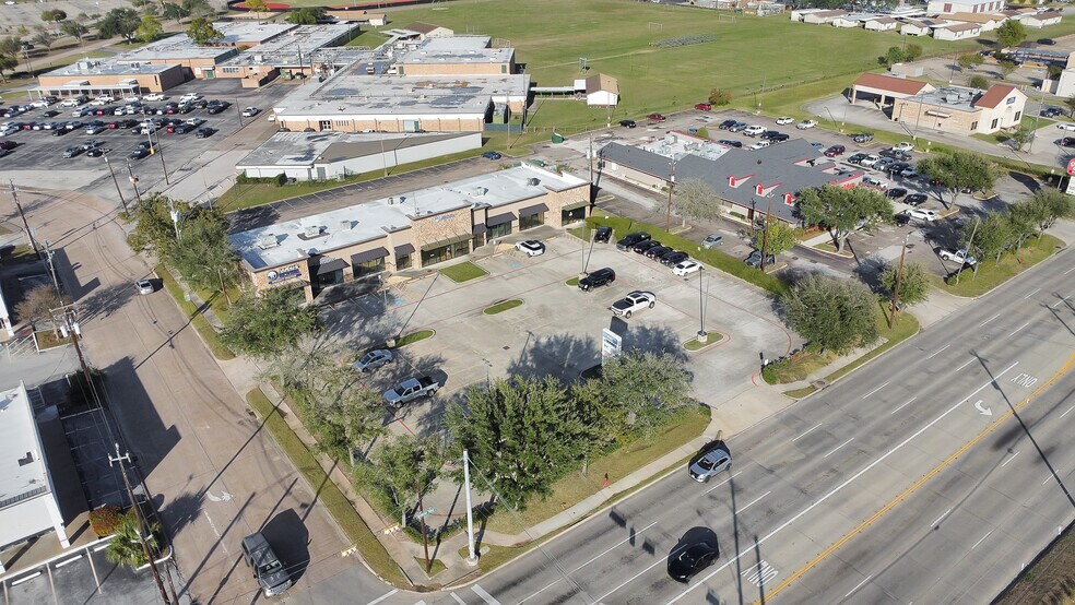 4001 Spencer Hwy, Pasadena, TX à louer - Photo de l’immeuble – Image 1 sur 10