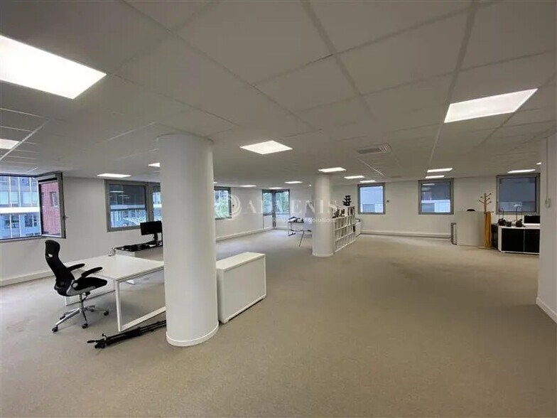Bureau dans Montigny-le-Bretonneux à louer - Photo de l’immeuble – Image 2 sur 5