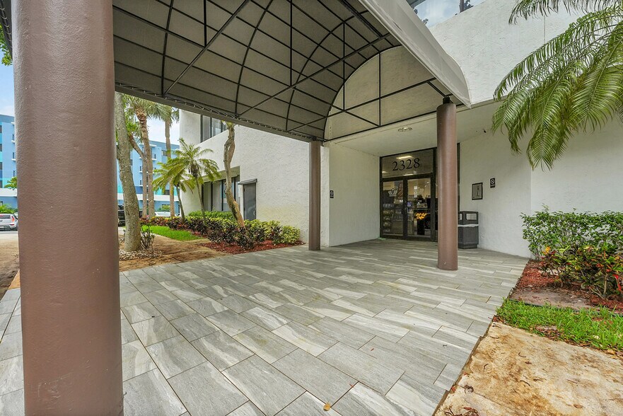 2328 10th Ave N, Lake Worth, FL à louer - Photo de l’immeuble – Image 3 sur 28