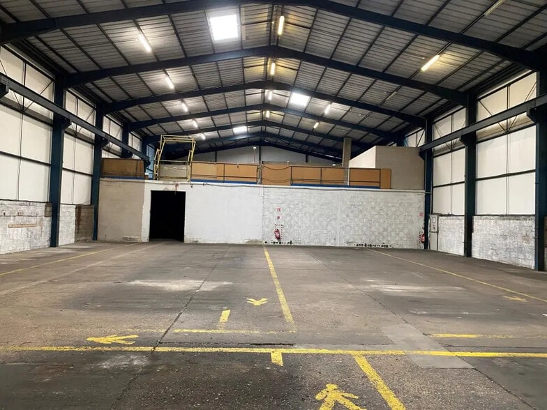 Local d’activités dans Villeneuve-la-Garenne à louer - Photo de l’immeuble – Image 3 sur 4