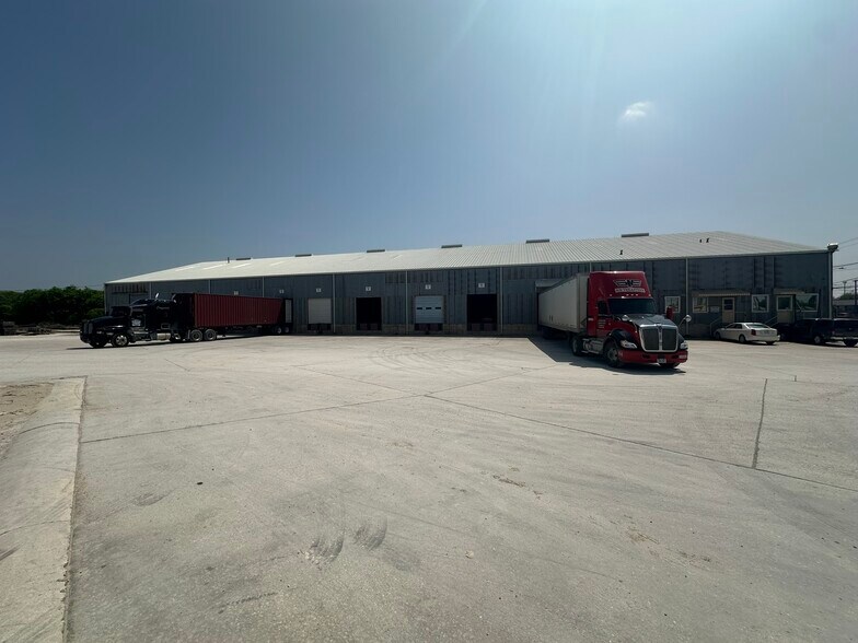 242 N WW White Rd, San Antonio, TX à vendre - Photo de l’immeuble – Image 1 sur 7
