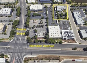 7067 N Mariposa Ave, Fresno, CA à louer Photo de l’immeuble– Image 2 sur 10