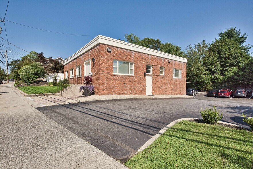 121 Pulaski Rd, Kings Park, NY à vendre - Photo de l’immeuble – Image 3 sur 23