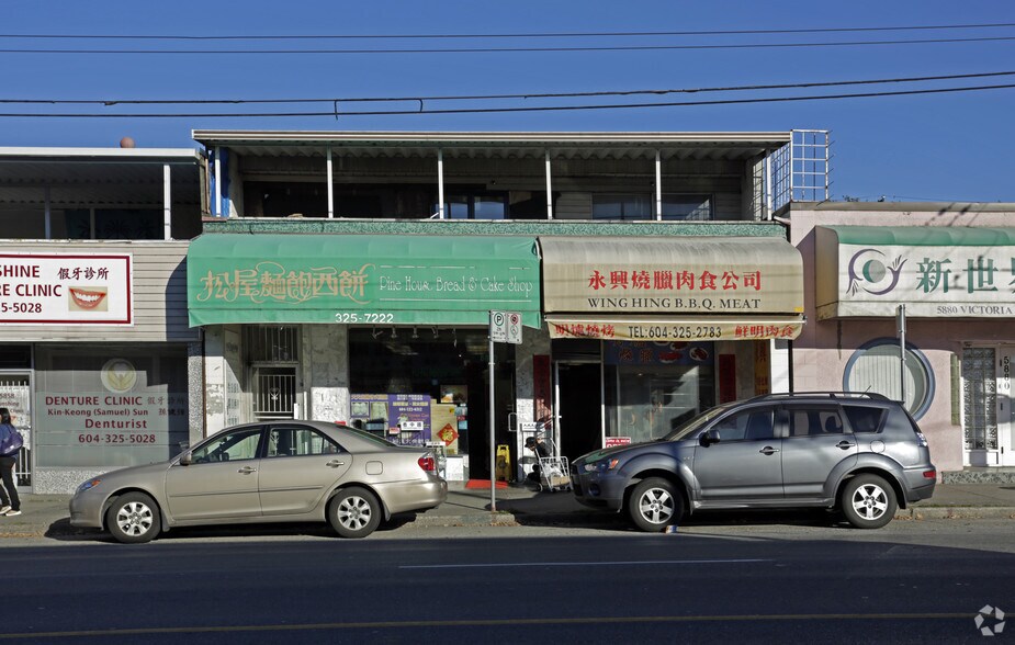 5868-5872 Victoria Dr, Vancouver, BC à vendre - Photo de l’immeuble – Image 3 sur 6